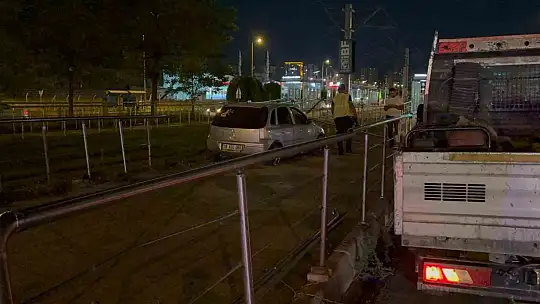 Tramvay yoluna giren alkollü sürücü önce kaçtı sonra geri geldi