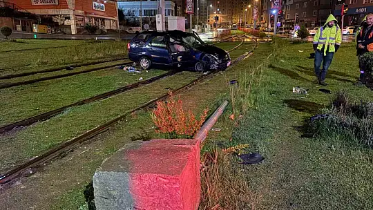 Tramvay yoluna giren otomobil direğe çarparak durabildi: 1 yaralı