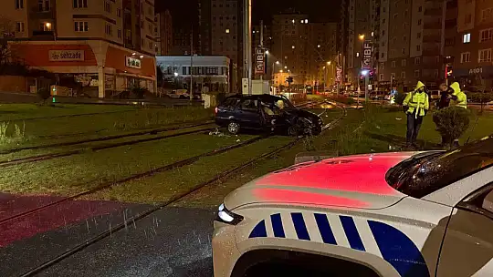 Tramvay yoluna giren otomobil direğe çarparak durabildi: 1 yaralı