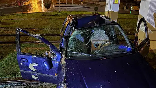 Tramvay yoluna giren otomobil direğe çarparak durabildi: 1 yaralı