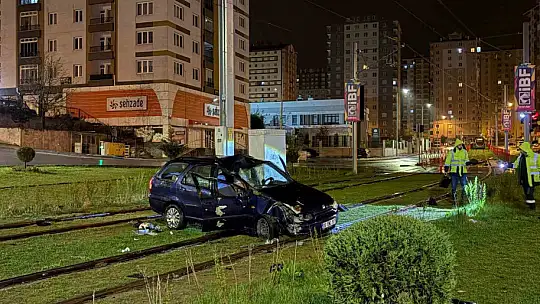 Tramvay yoluna giren otomobil direğe çarparak durabildi: 1 yaralı