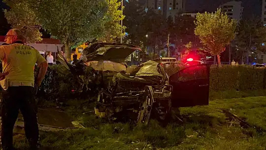 Tramvay yoluna uçan otomobil hurdaya döndü: 1 ölü, 1 yaralı