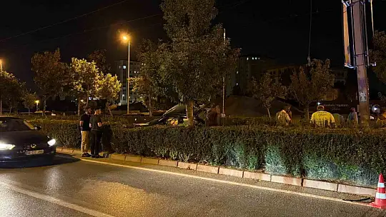 Tramvay yoluna uçan otomobil hurdaya döndü: 1 ölü, 1 yaralı