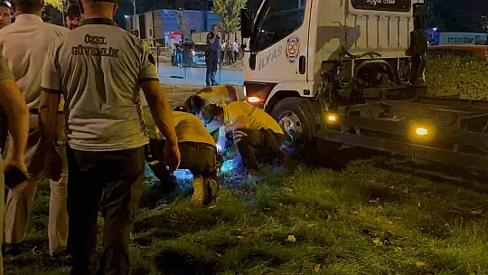 Tramvay yoluna uçan otomobil hurdaya döndü: 1 ölü, 1 yaralı