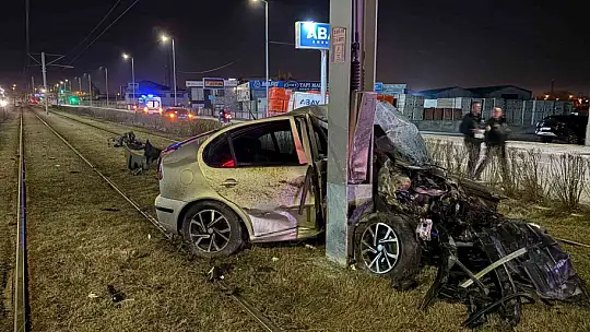 Tramvay yolundaki direğe çarpan otomobil kağıt gibi büküldü: 1 yaralı