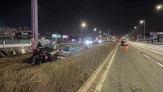 Tramvay yolundaki direğe çarpan otomobil kağıt gibi büküldü: 1 yaralı