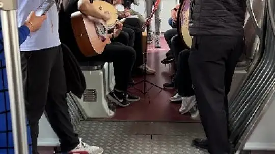 Tramvayda öğrencilerden duygulandıran Çanakkale Türküsü