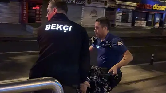 Tramvayı kaçıran anne ve engelli oğluna polisten yardım eli
