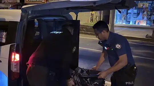 Tramvayı kaçıran anne ve engelli oğluna polisten yardım eli