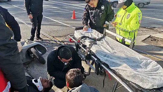 Tramvayın çarptığı mobilet sürücüsü oğlunu teselli etti: 'Yürüyebiliyor musun oğlum'