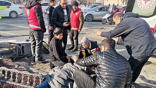 Tramvayın çarptığı mobilet sürücüsü oğlunu teselli etti: 'Yürüyebiliyor musun oğlum'