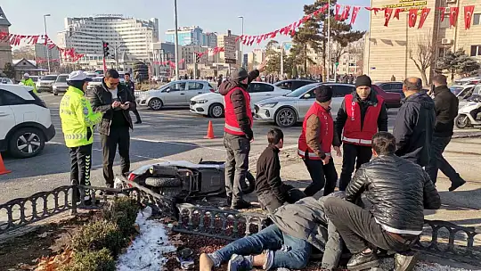 Tramvayın çarptığı mobilet sürücüsü oğlunu teselli etti: 'Yürüyebiliyor musun oğlum'