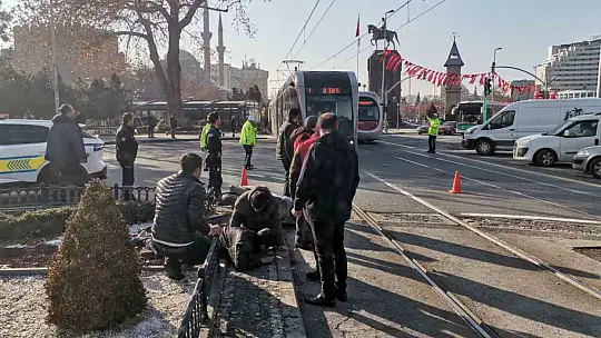Tramvayın çarptığı mobilet sürücüsü oğlunu teselli etti: 'Yürüyebiliyor musun oğlum'