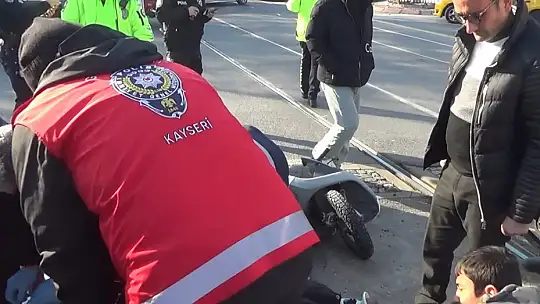 Tramvayın çarptığı mobilet sürücüsü oğlunu teselli etti: 'Yürüyebiliyor musun oğlum'