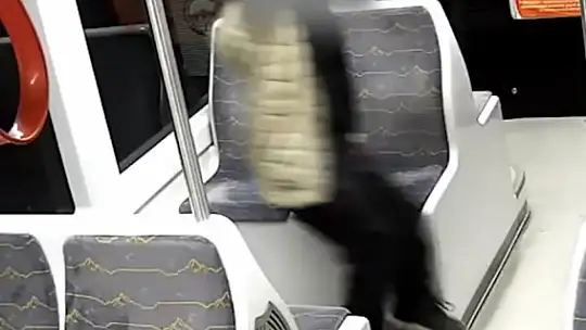 Tramvayın tutamaklarını kesip, camını kırdılar