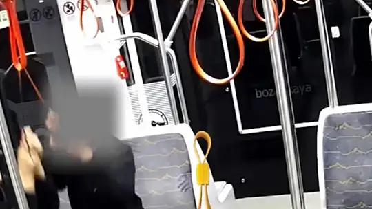 Tramvayın tutamaklarını kesip, camını kırdılar