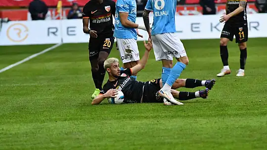 Trendyol Süper Lig: Kayserispor: 0 - Trabzonspor: 0 (İlk yarı)