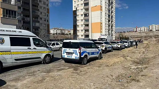 Tüfekle oğlunu vurdu, kendini eve kapattı