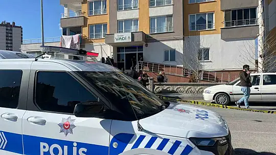 Tüfekle oğlunu vurdu, kendini eve kapattı