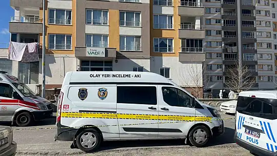 Tüfekle oğlunu vurdu, kendini eve kapattı