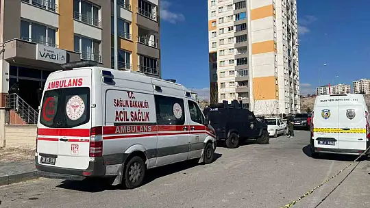 Tüfekle oğlunu vurdu, kendini eve kapattı