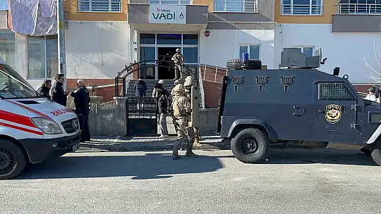 Tüfekle oğlunu vurdu, kendini eve kapattı