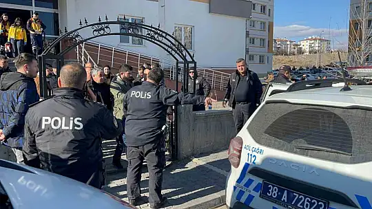 Tüfekle oğlunu vurdu, kendini eve kapattı