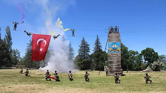Türk Kara Kuvvetleri'nin kuruluşunun 2235'inci yıldönümü gösterileri nefes kesti