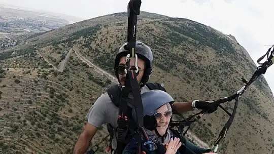 Türkan teyzenin paraşüt macerası güldürdü: 'İnşallah tansiyonumu yükseltmez'