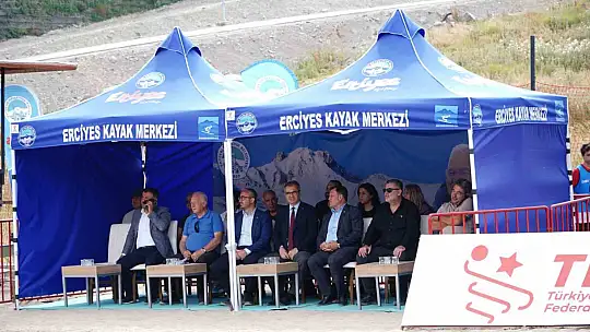 Türkiye'de ilk kez 2 bin 200 metrede plaj hentbolu oynandı