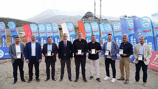 Türkiye'de ilk kez 2 bin 200 metrede plaj hentbolu oynandı