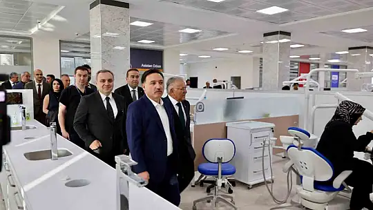 Türkiye'nin en büyük diş hastanesi ilk hastalarını aldı