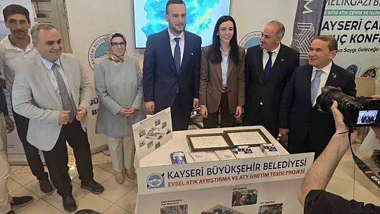 Türkiye Sıfır Atık Çalıştayı Sonuç Konferansı'nda Kayseri Büyükşehir'e teşekkür plaketi