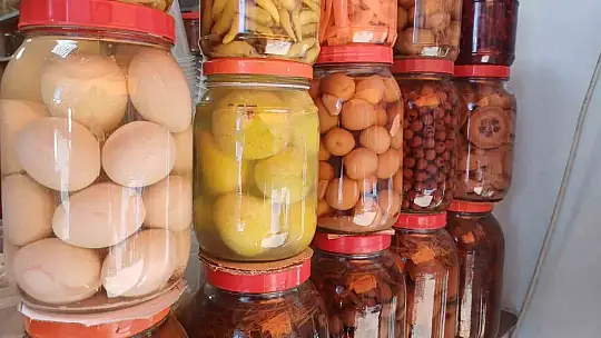 Turşu tezgahta satışta