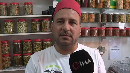Turşu tezgahta satışta
