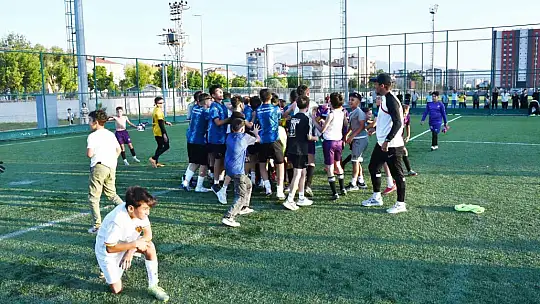 U11 Liginde Kayseri şampiyonu Zeki Akparlar FK
