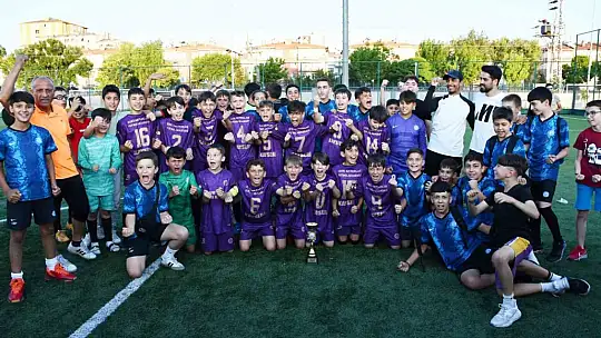 U11 Liginde Kayseri şampiyonu Zeki Akparlar FK
