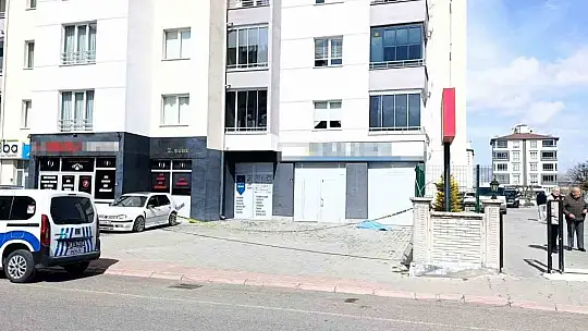 Üçüncü kattan düşen yaşlı adam öldü