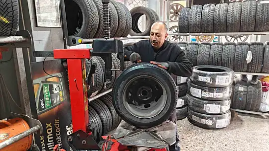 Ustasından kış lastiği uyarısı: 'Can güvenliğimiz için lastiklerimizi taktıralım'