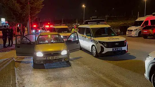 Uygulamada görevli polise çarpıp kaçtılar: 4 gözaltı