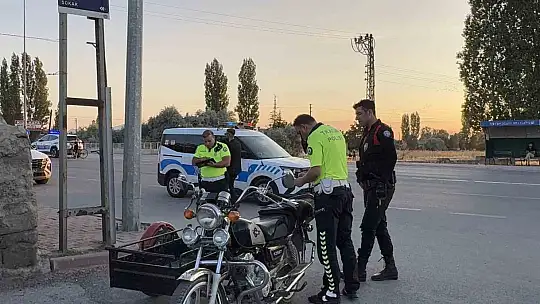 Uygulamada kimlik kontrolü yapılan çocuğun babası ekiplere mukavemet gösterdi
