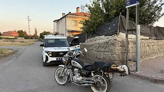 Uygulamada kimlik kontrolü yapılan çocuğun babası ekiplere mukavemet gösterdi