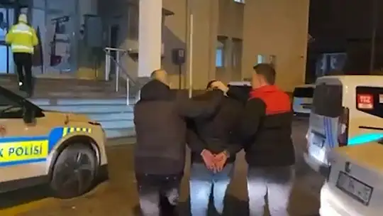 Uygulamadan kaçarken çarptığı polisi yaraladı