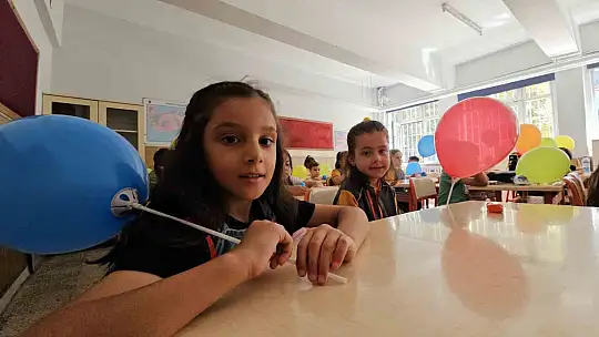 Uyum haftası başladı, okullar öğrencilerin sesleri ile yankılandı