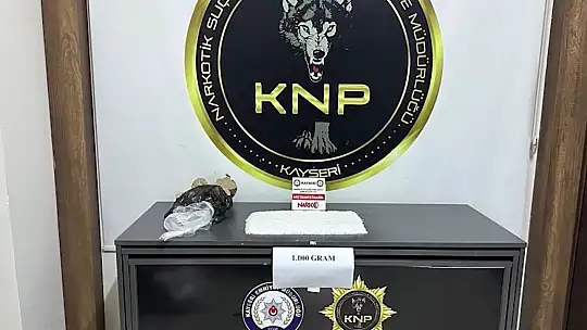 Uyuşturucu tacirlerinin aracından 1 kilo uyuşturucu çıktı