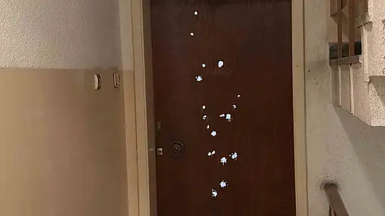 Vakfın kapısına kurşun yağdırdı