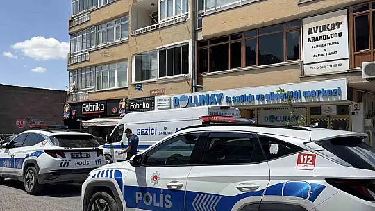Vakfın kapısına kurşun yağdırdı