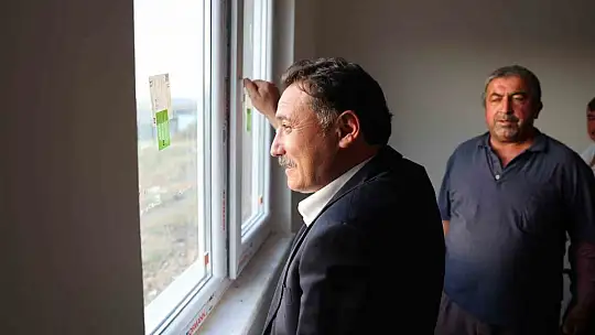 Vali Çiçek depremzede ailelerin sevincine ortak oldu