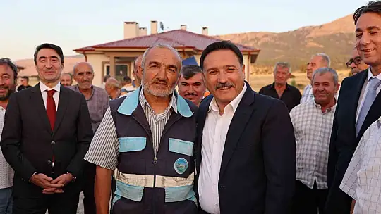 Vali Çiçek depremzede ailelerin sevincine ortak oldu
