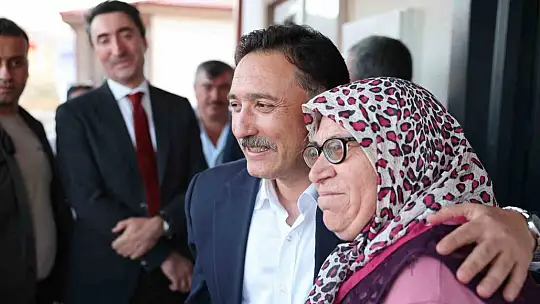 Vali Çiçek depremzede ailelerin sevincine ortak oldu